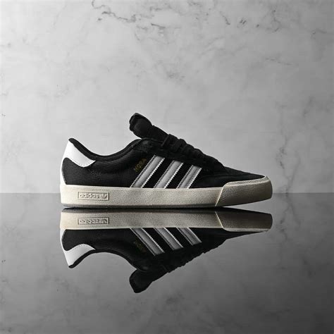 adidas skóre.